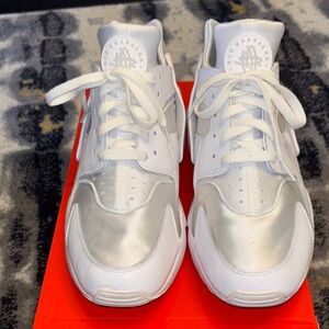 Nike Huaraches men’s size 12 women size 13.5